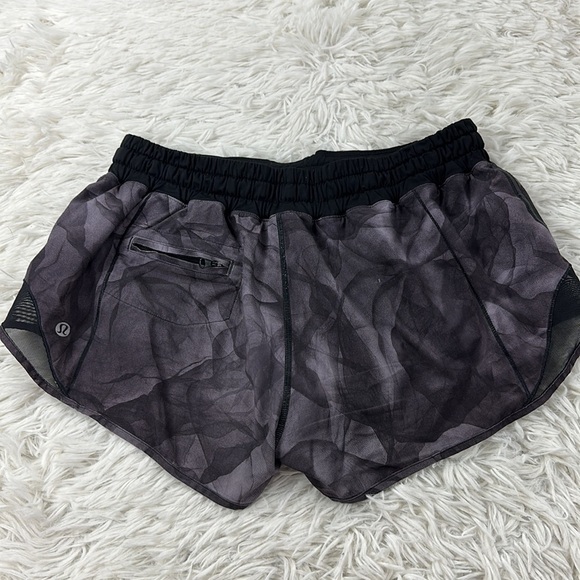 Lululemon Hotty Hot Short (2 1/2" ) Mini Midnight Tulle Multi Black / Black - Picture 5 of 7